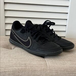 Nike Like New Tiempo Legend 9 Club IC indoor soccer sneaker